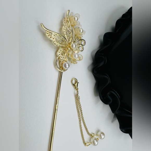 None Accessories - Elegant Gold Butterfly Hairpin with Pearls